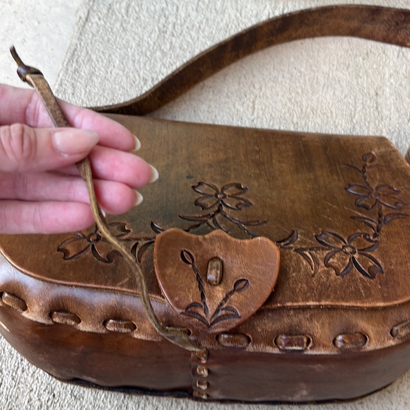 VINTAGE TOOLED LEATHER SADDLE BAG - Picture 7 of 10